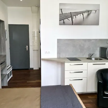 Little Plaza Apartment *